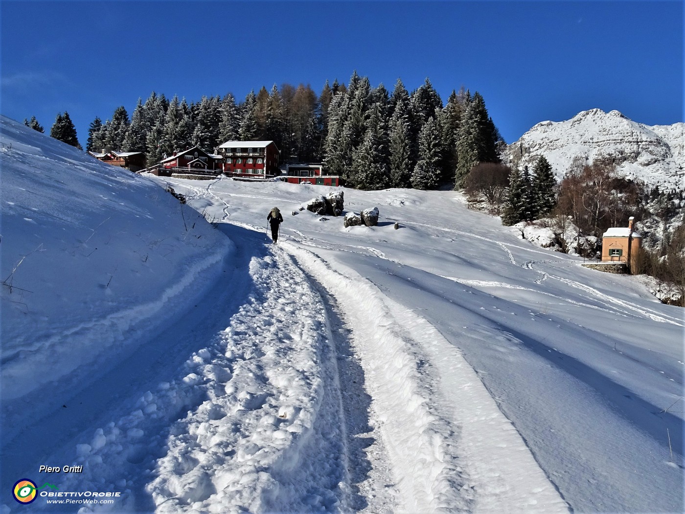 55 Sulle nevi di Artavaggio Verso il Rif. Sassi-Castelli.JPG